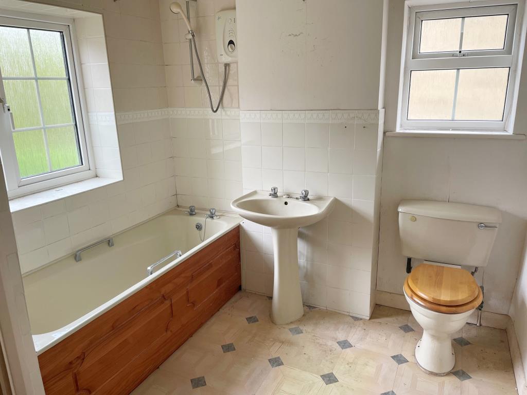 Lot: 28 - DETACHED HOUSE AND LARGE GARDEN WITH POTENTIAL - Bathroom with sink and WC with coloured suite